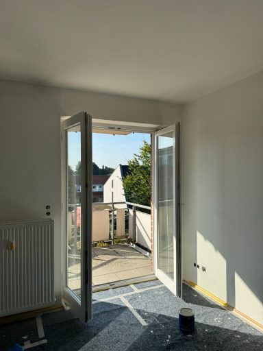 Heller Raum mit offenem Balkon und Fenstern, unmöbliert, Fußboden mit Farbe.
